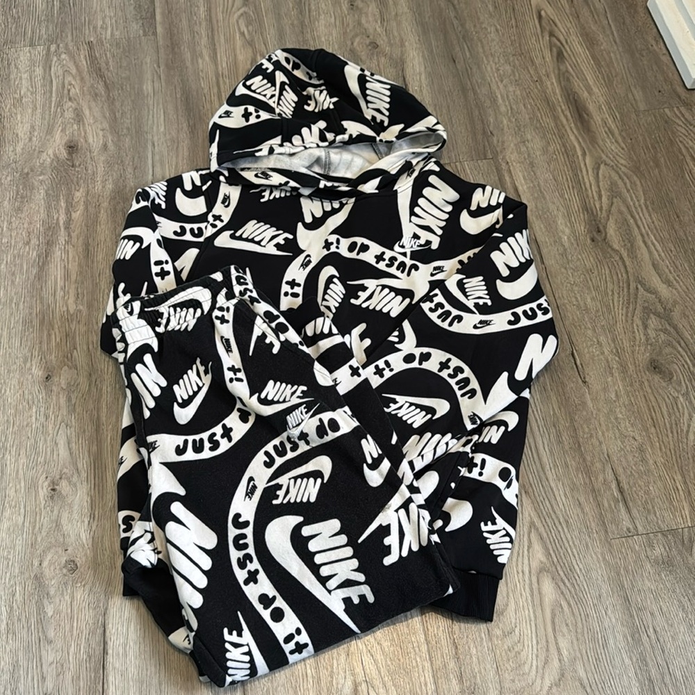 Nike logo sweatshirt and sweatpants outfit